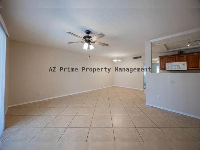 Building Photo - 2121 W Royal Palm Rd