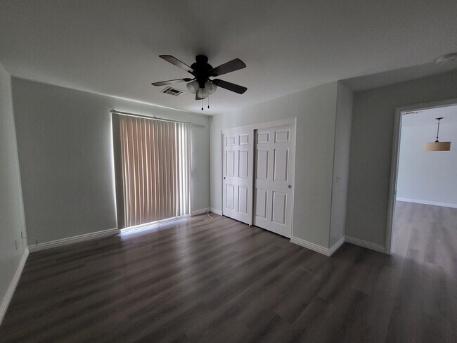 Foto del edificio - LARGE 3 BED 2 BATH DUPLEX
