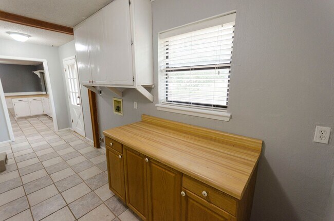 Building Photo - Wonderful Country Living close to town COMING SOON!