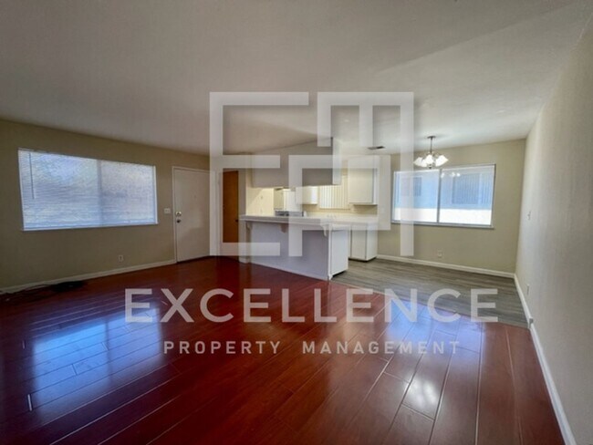 Building Photo - Upper 2/1 in 4plex, Shared Garage, LVT Floors