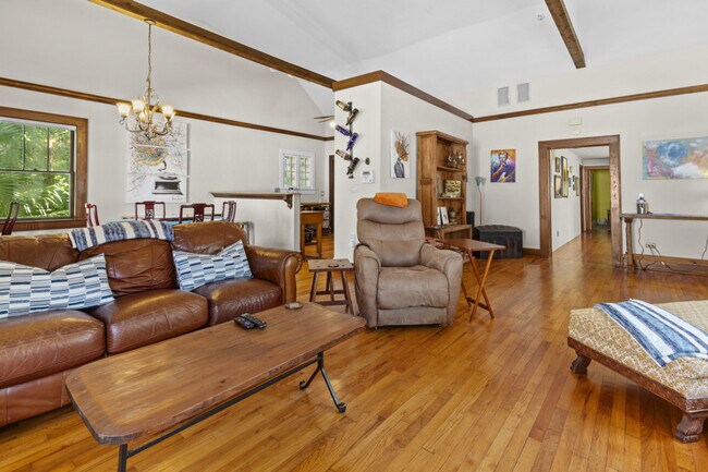 Building Photo - 204 NE 3rd Ave