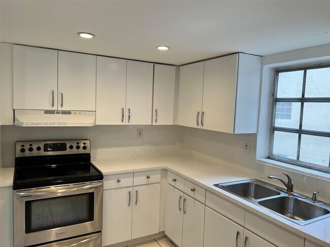 Building Photo - 10901 N Kendall Dr