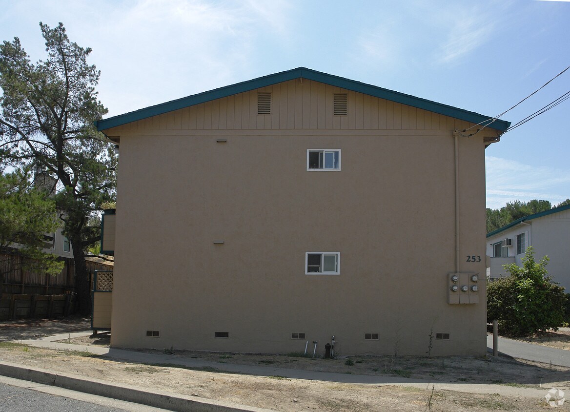 Building Photo - 253 Arana Dr