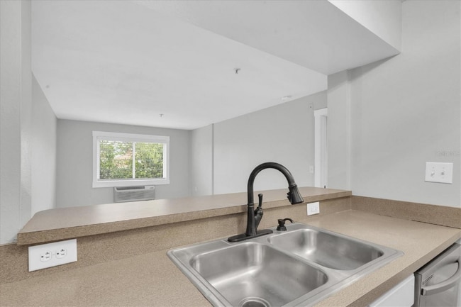 Building Photo - 406 S Cedar Ave