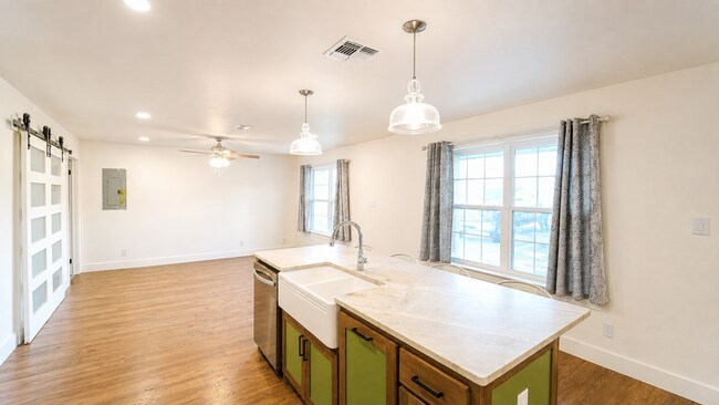 Foto del edificio - 914 E 3rd St