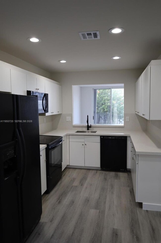 Foto del edificio - 5240 NW 102nd Ct