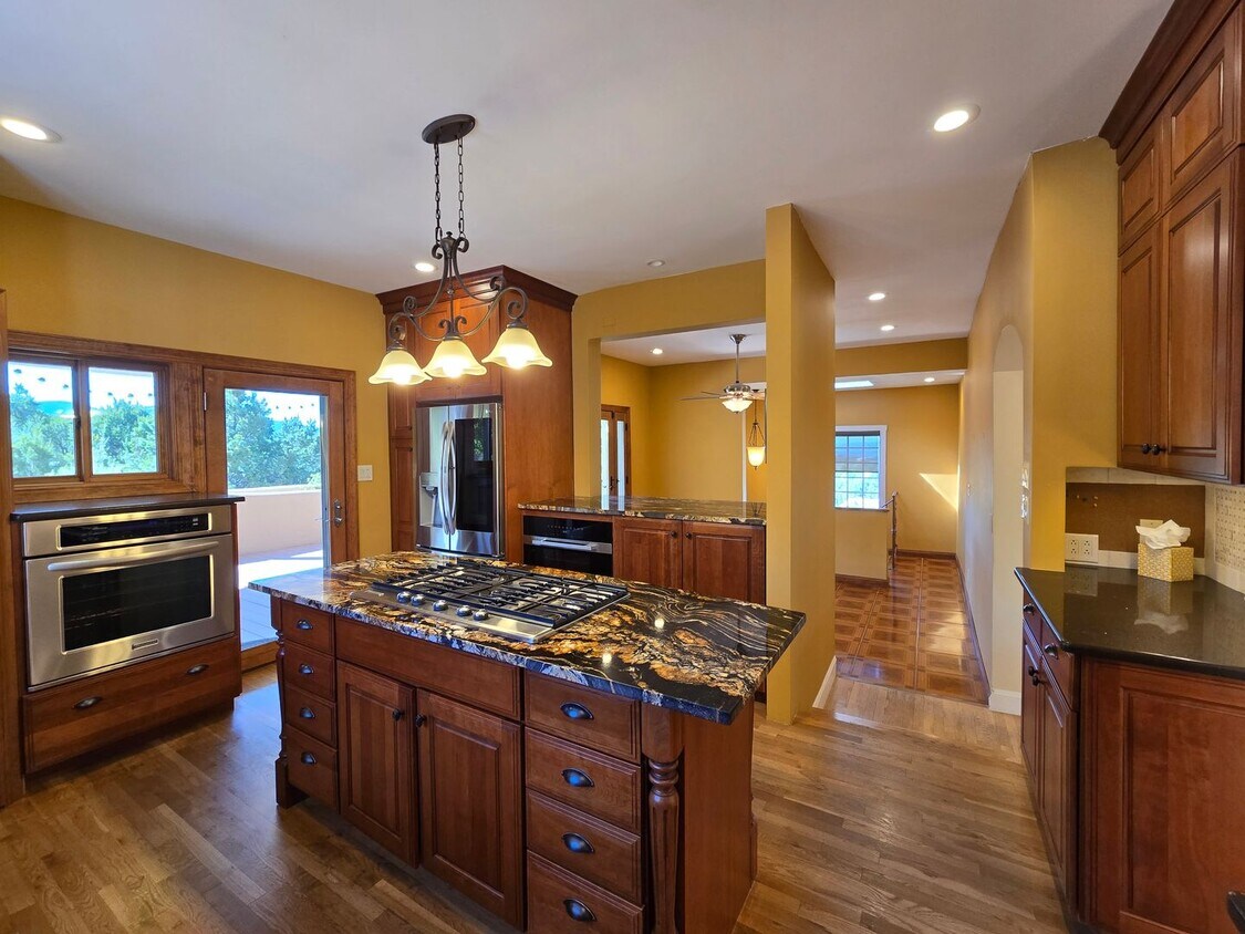 Foto principal - 1329 Tano Ridge Rd