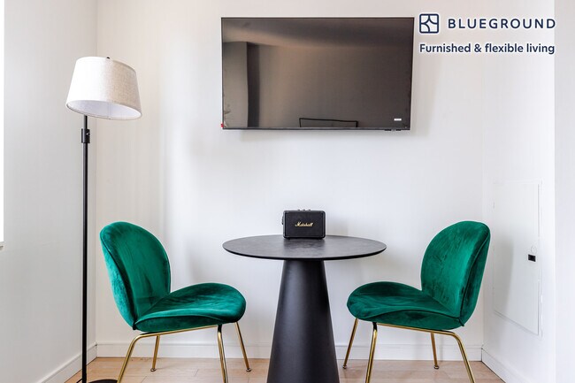 Building Photo - 70 W 45th St