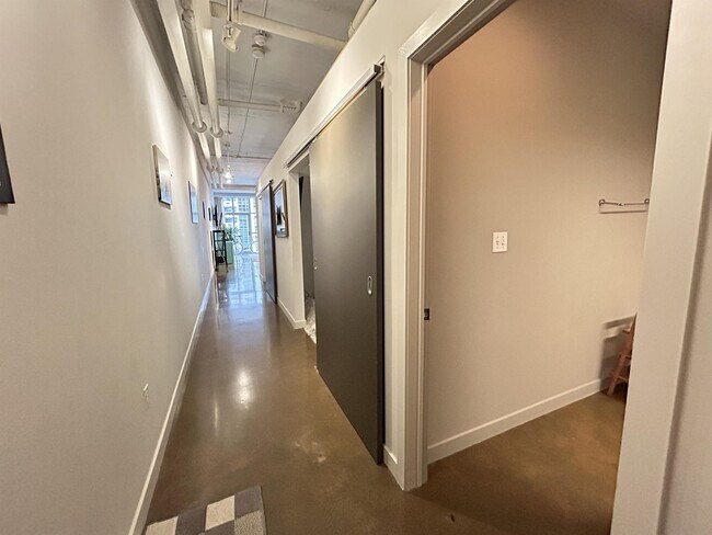 Building Photo - 66 Bay St S