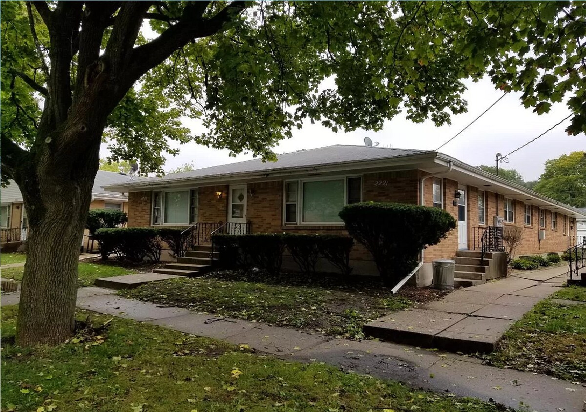 2221 7th St Unit 4 SE, Rockford, IL 61104 Apartment for Rent in Rockford, IL