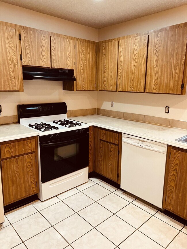 Building Photo - 4612 Cherry Rd