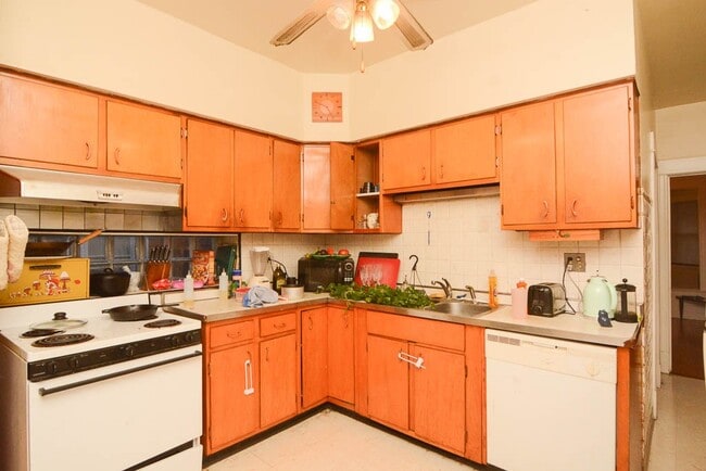 Building Photo - 3821 N Damen Ave
