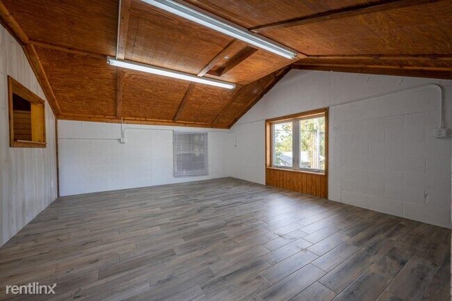 Building Photo - 3 br, 2 bath House - 1025 S N St