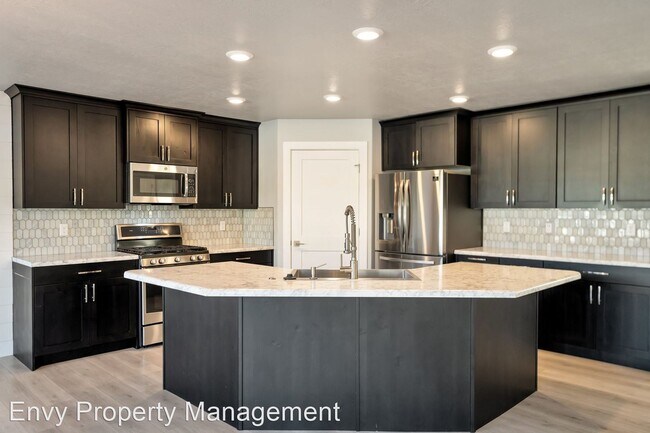 Foto del edificio - 4 br, 2.5 bath House - 2960 N. 2575 W.