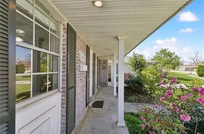 Building Photo - Beautiful Home