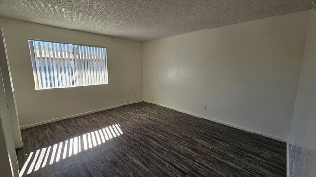 Building Photo - 2 bedroom 1 bath apartment home!