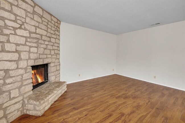 Building Photo - 500 Algerita Dr