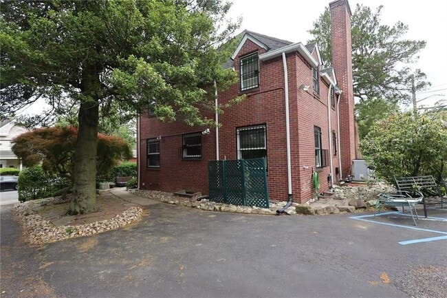 Building Photo - 225 3rd St