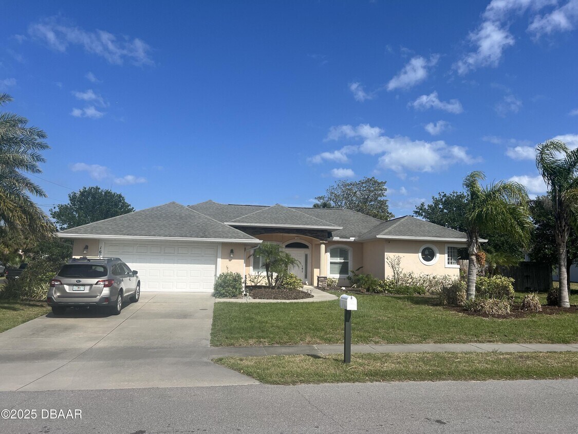 Primary Photo - 1612 N Oleander Ave
