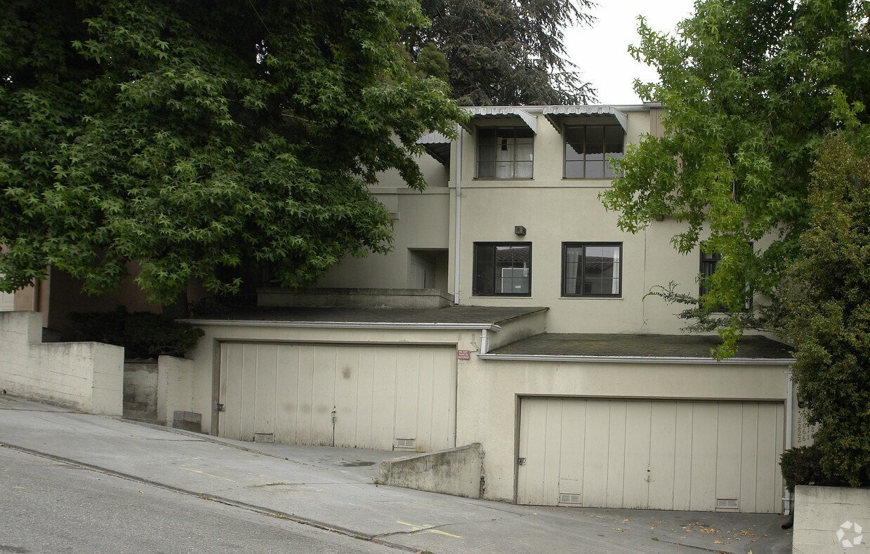 Building Photo - 2616-2622 Ivy Dr