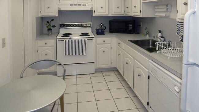 Building Photo - 6895 Willow Wood Dr