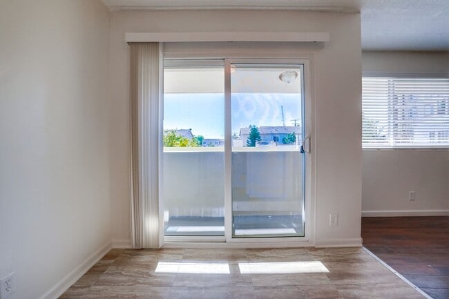 Interior Photo - 6107 - 6117 11th Ave