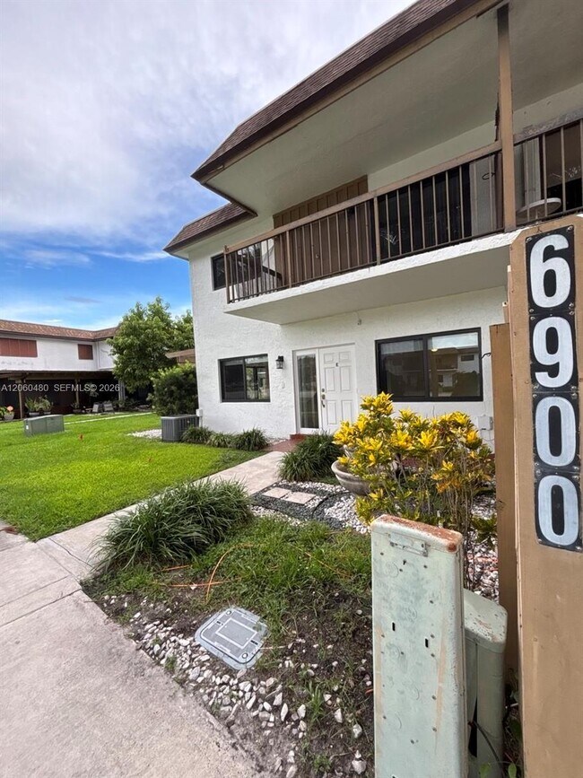 Foto del edificio - 6900 NW 169th St