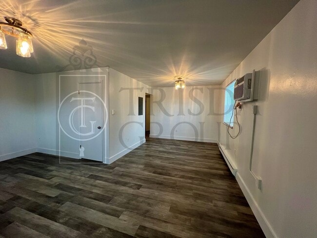 Building Photo - Avail Oct 1st: Comfortable and Updated 1BR Apt in Greentree Borough. Laundry, Parking, DW, AC, La...