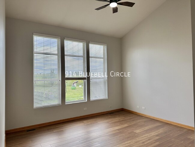 Foto del edificio - 914 Bluebell Cir