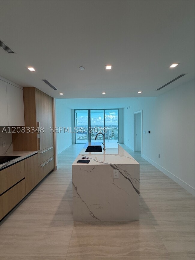 Building Photo - 2411 Laguna Cir