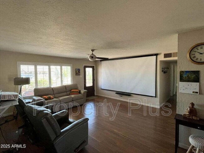 Foto del edificio - 8123 E Mitchell Dr