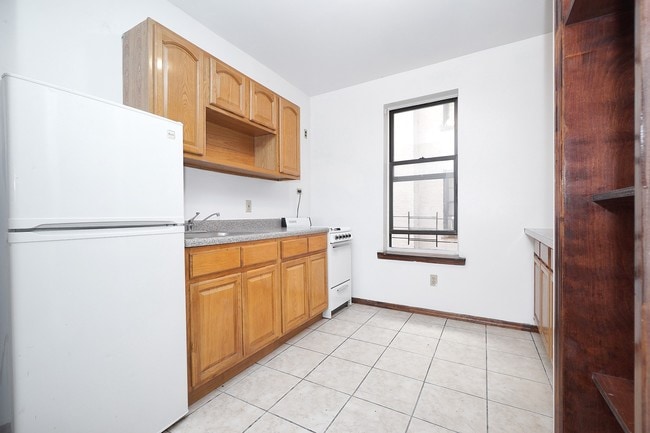 Building Photo - 517 W 212th St