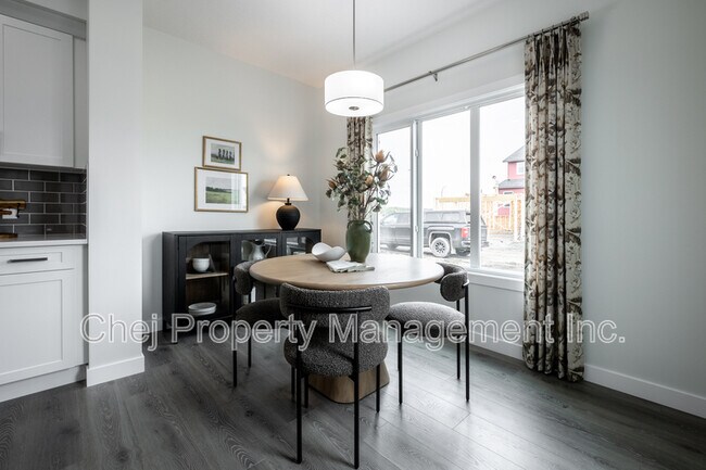 Photo du bâtiment - 2121-209a 209 St NW