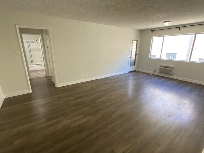 Building Photo - 981 Elden Avenue, Unit 07