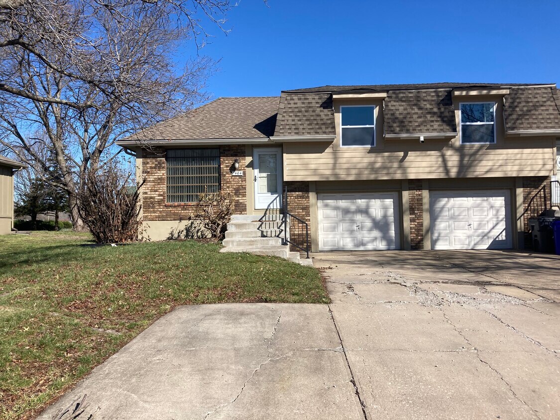 Primary Photo - 1404 E Willow Dr