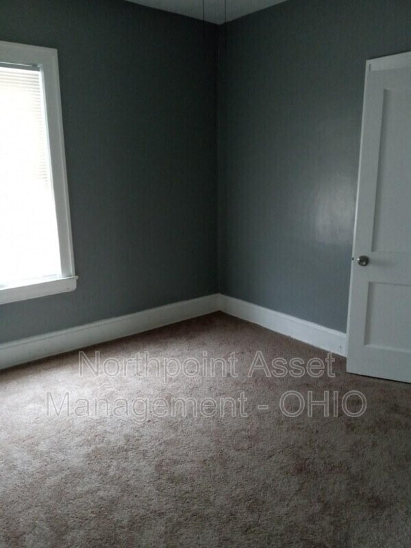 Building Photo - 614 E 97th St