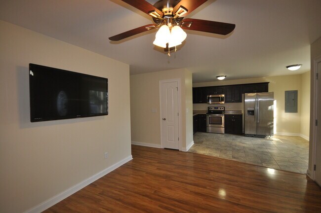 Foto del edificio - Pink Star- Pre-Leasing Now for the Fall Se...