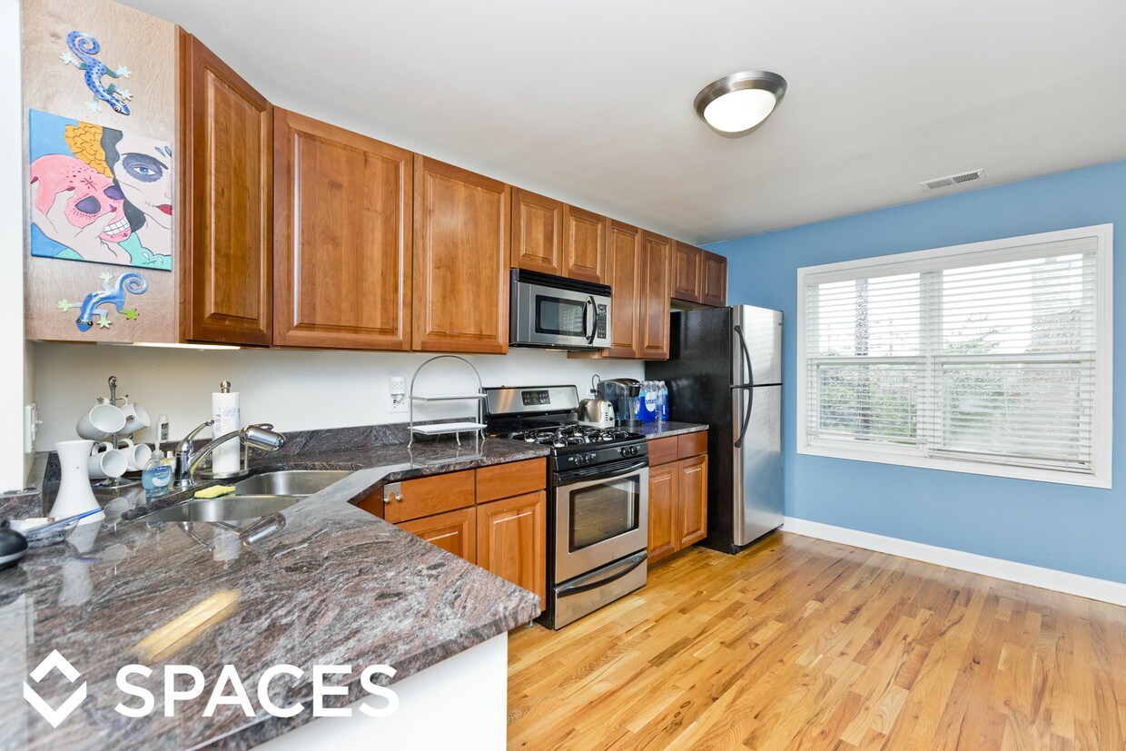 Primary Photo - 6415 N Damen Ave