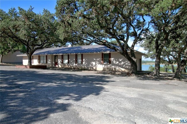 Building Photo - 2056 Lakeland Dr