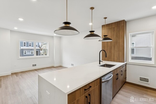 Foto del edificio - 84 Hollywood Ave