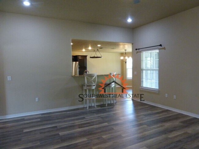 Building Photo - Beautiful 3 bedroom home