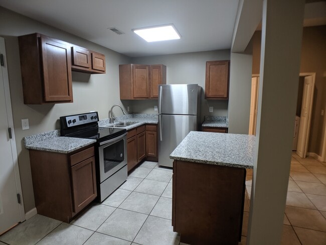 Building Photo - 2435 S Dixie Dr