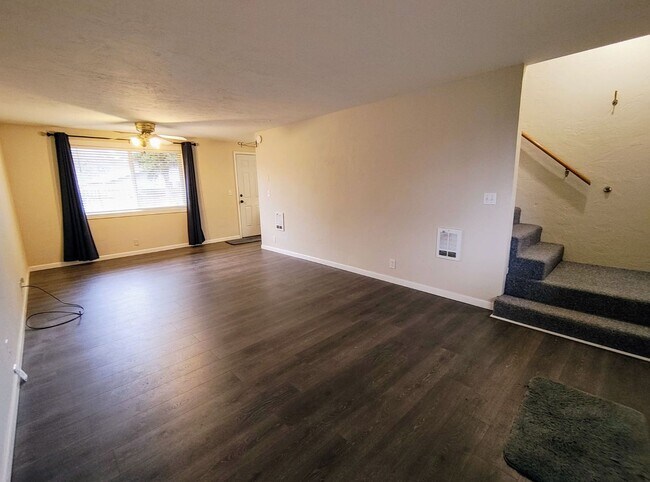 Building Photo - Nice Two Bedroom Duplex In Bethel Area