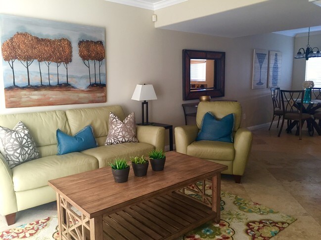 Sala de estar se encuentra en el piso principal con cocina comedor - 40235 Harris Ln
