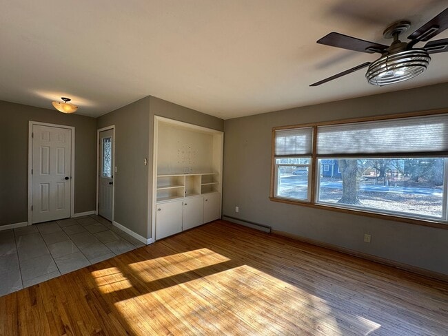 Building Photo - Updated 3 bedroom house in Badger now available! $1550