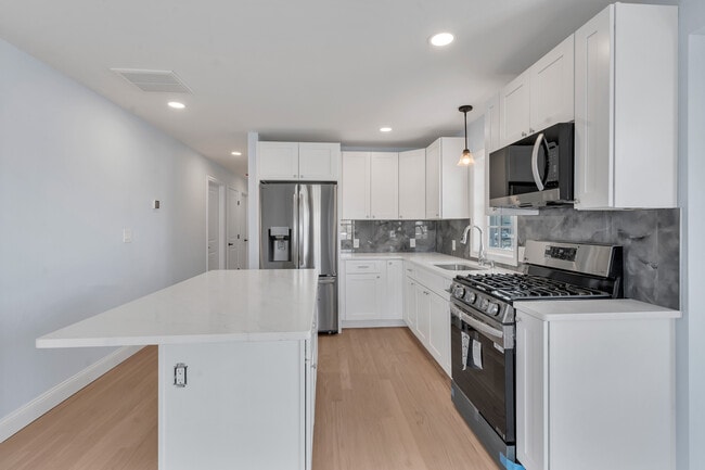 Foto del edificio - 10 Anthony Ave