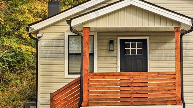 Building Photo - 205 S 11th St