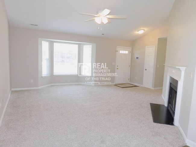 Building Photo - Beautiful 3BR/2BA Home in Southeast Greens...