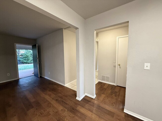 Building Photo - 3204 SE 56th St