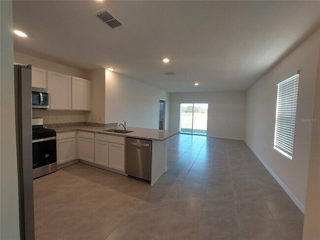 Building Photo - 35735 Sunflower Hl Dr